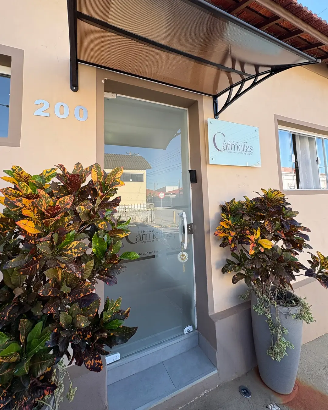 Recepção da clínica Carmellas em Angatuba, ambiente acolhedor em tons neutros